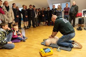 V Hotemažah nov polavtomatski defibrilator AED 9